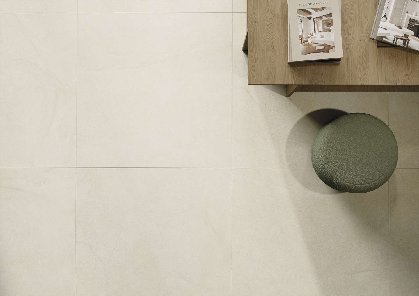 Helle, großformatige Feinsteinzeugfliesen in Cremeweiß für moderne Wohnräume.