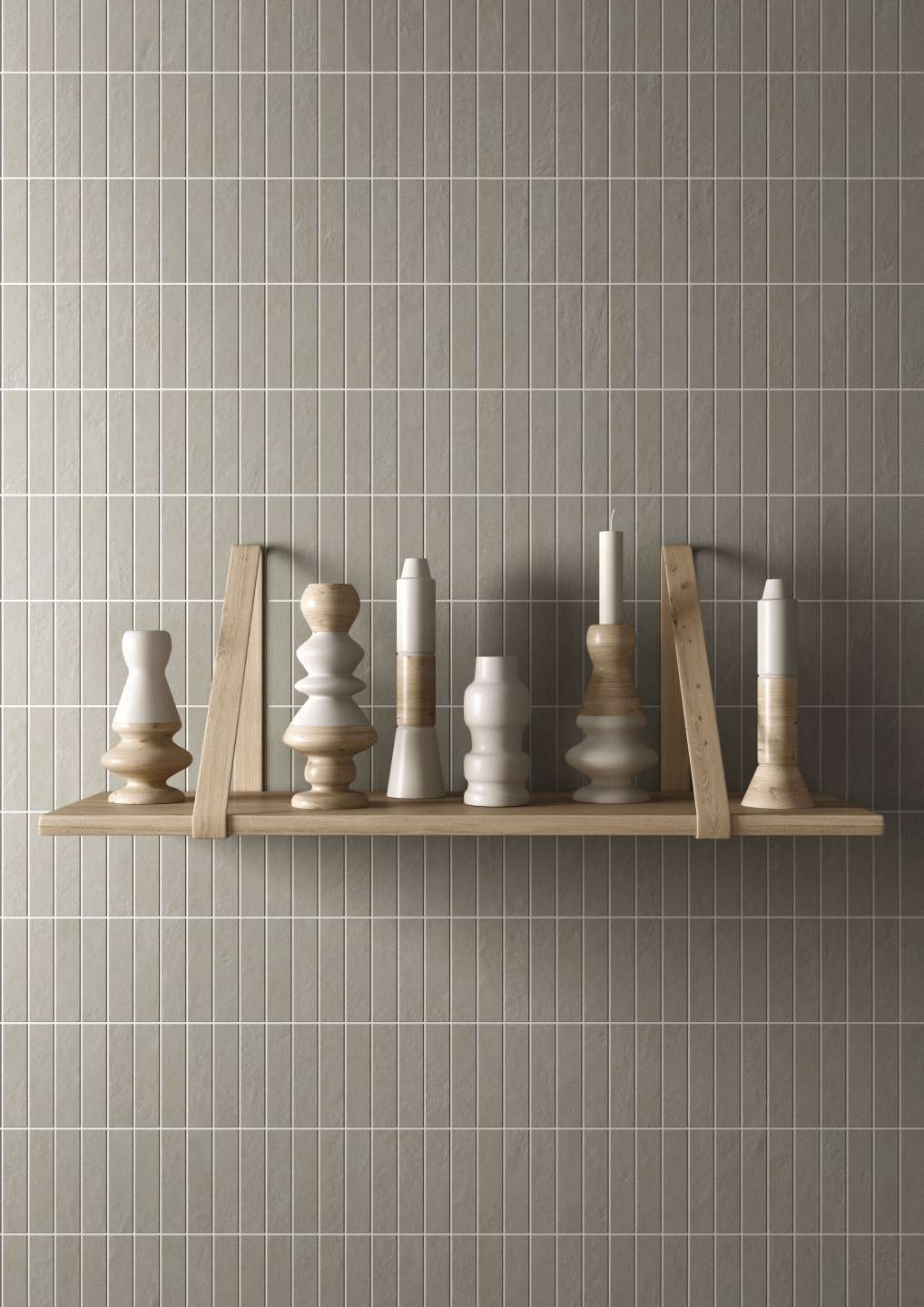 Wand mit modernen, vertikalen Riemchenfliesen in hellem Grau, stilvoll dekoriert.